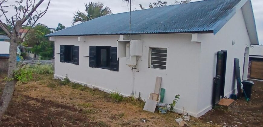 À louer une belle maison rénovée de 90m2 située dans le quartier de Villèle à Saint Gilles Les Hauts