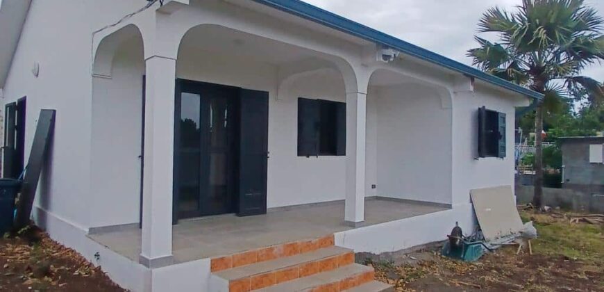 À louer une belle maison rénovée de 90m2 située dans le quartier de Villèle à Saint Gilles Les Hauts