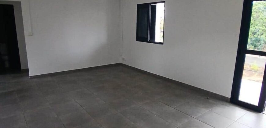 À louer une belle maison rénovée de 90m2 située dans le quartier de Villèle à Saint Gilles Les Hauts