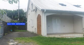 À louer une maison T4 à étage de 74.53 m2 située en fond d’impasse à Saint Joseph