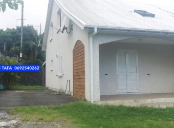 À louer une maison T4 à étage de 74.53 m2 située en fond d’impasse à Saint Joseph