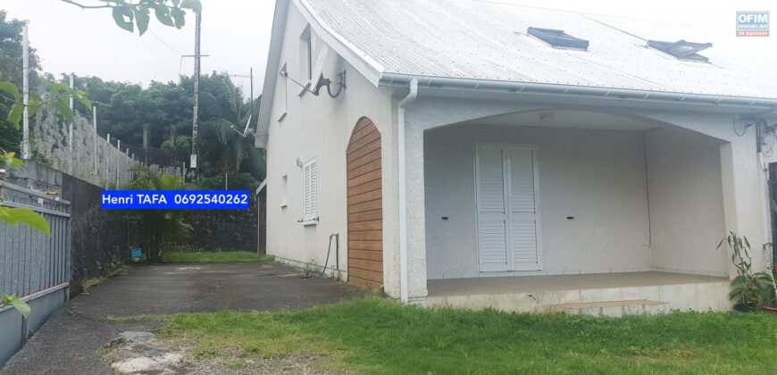 À louer une maison T4 à étage de 74.53 m2 située en fond d’impasse à Saint Joseph