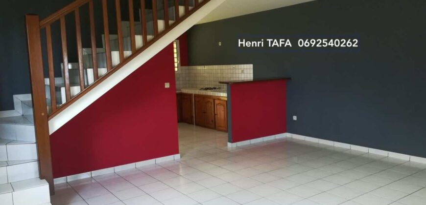 À louer une maison T4 à étage de 74.53 m2 située en fond d’impasse à Saint Joseph