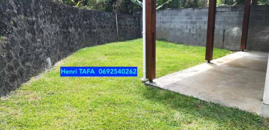 À louer une maison T4 à étage de 74.53 m2 située en fond d’impasse à Saint Joseph