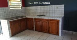 À louer une maison T4 à étage de 74.53 m2 située en fond d’impasse à Saint Joseph