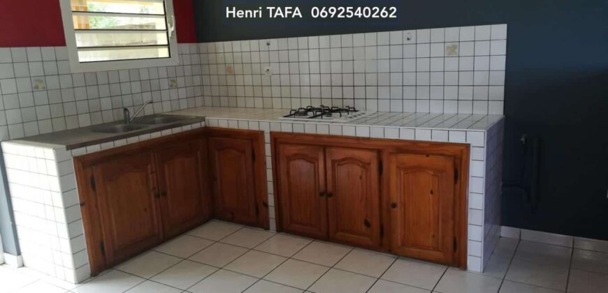 À louer une maison T4 à étage de 74.53 m2 située en fond d’impasse à Saint Joseph