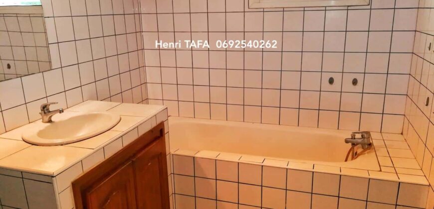 À louer une maison T4 à étage de 74.53 m2 située en fond d’impasse à Saint Joseph