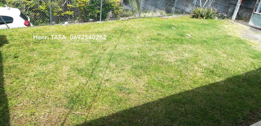 À louer une maison T4 à étage de 74.53 m2 située en fond d’impasse à Saint Joseph