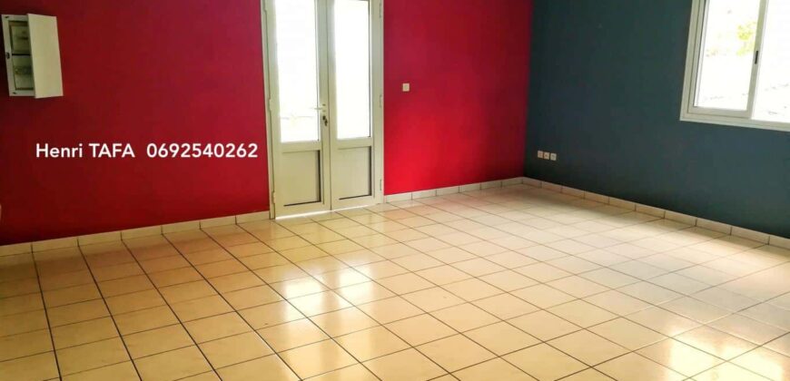 À louer une maison T4 à étage de 74.53 m2 située en fond d’impasse à Saint Joseph