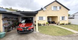 À vendre une charmante villa T5 en R+1 en parfait état située aux Avirons