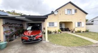 À vendre une charmante villa T5 en R+1 en parfait état située aux Avirons