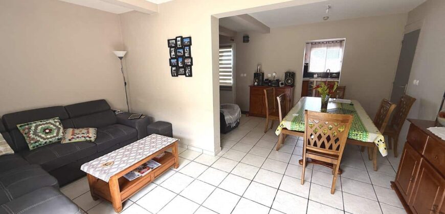 À vendre une charmante villa T5 en R+1 en parfait état située aux Avirons