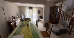 À vendre une charmante villa T5 en R+1 en parfait état située aux Avirons