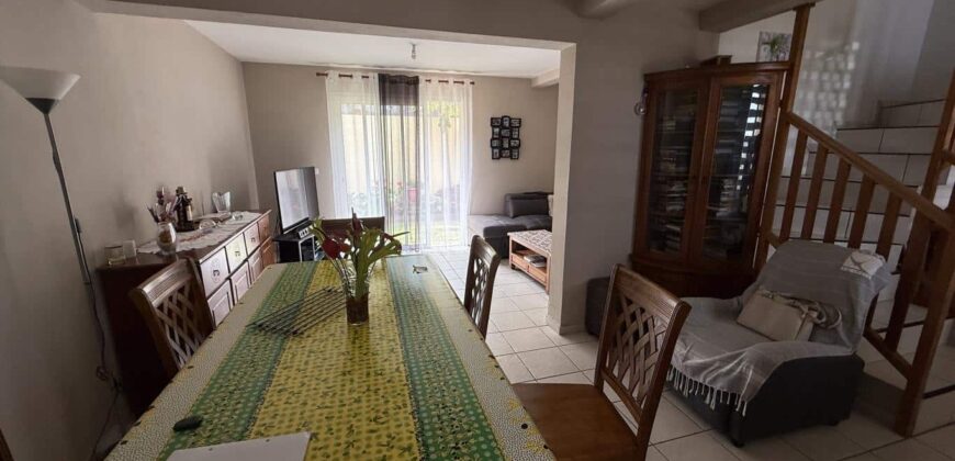 À vendre une charmante villa T5 en R+1 en parfait état située aux Avirons
