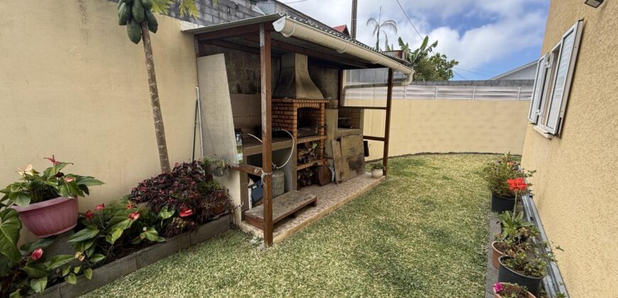 À vendre une charmante villa T5 en R+1 en parfait état située aux Avirons