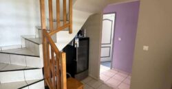 À vendre une charmante villa T5 en R+1 en parfait état située aux Avirons