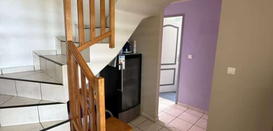 À vendre une charmante villa T5 en R+1 en parfait état située aux Avirons