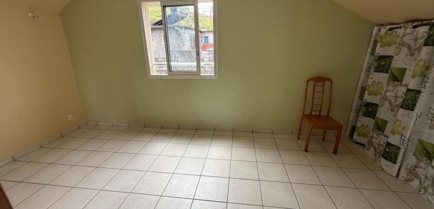 À vendre une charmante villa T5 en R+1 en parfait état située aux Avirons