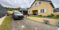 À vendre une charmante villa T5 en R+1 en parfait état située aux Avirons
