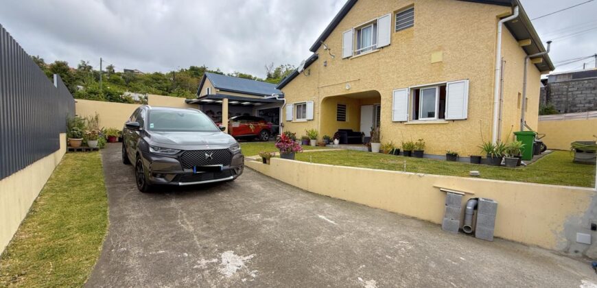À vendre une charmante villa T5 en R+1 en parfait état située aux Avirons