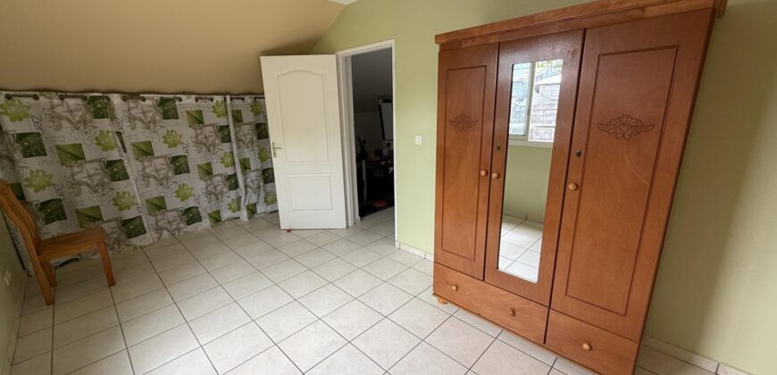 À vendre une charmante villa T5 en R+1 en parfait état située aux Avirons