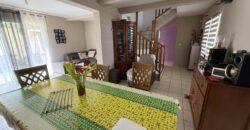 À vendre une charmante villa T5 en R+1 en parfait état située aux Avirons