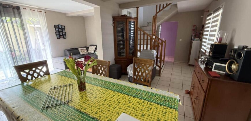 À vendre une charmante villa T5 en R+1 en parfait état située aux Avirons