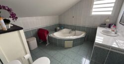 À vendre une charmante villa T5 en R+1 en parfait état située aux Avirons