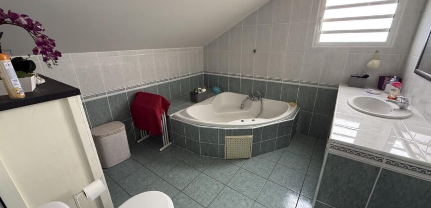 À vendre une charmante villa T5 en R+1 en parfait état située aux Avirons