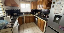 À vendre une charmante villa T5 en R+1 en parfait état située aux Avirons