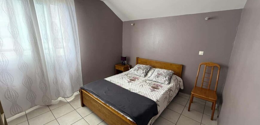 À vendre une charmante villa T5 en R+1 en parfait état située aux Avirons