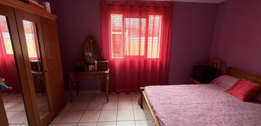 À vendre une charmante villa T5 en R+1 en parfait état située aux Avirons