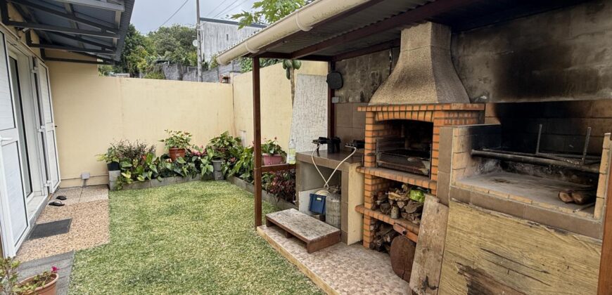 À vendre une charmante villa T5 en R+1 en parfait état située aux Avirons