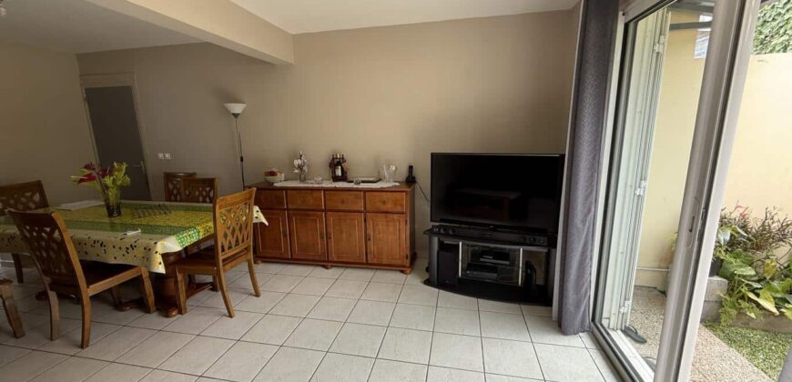 À vendre une charmante villa T5 en R+1 en parfait état située aux Avirons