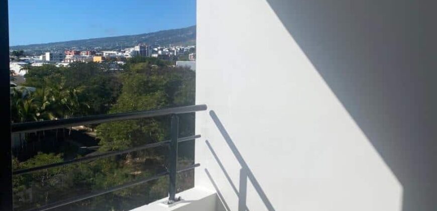 À vendre un appartement avec terrasse dans une résidence à Sainte Clotilde