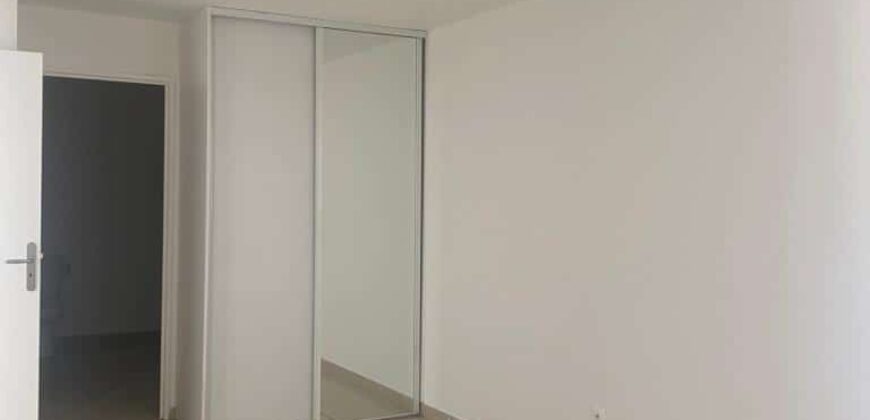 À vendre un appartement avec terrasse dans une résidence à Sainte Clotilde