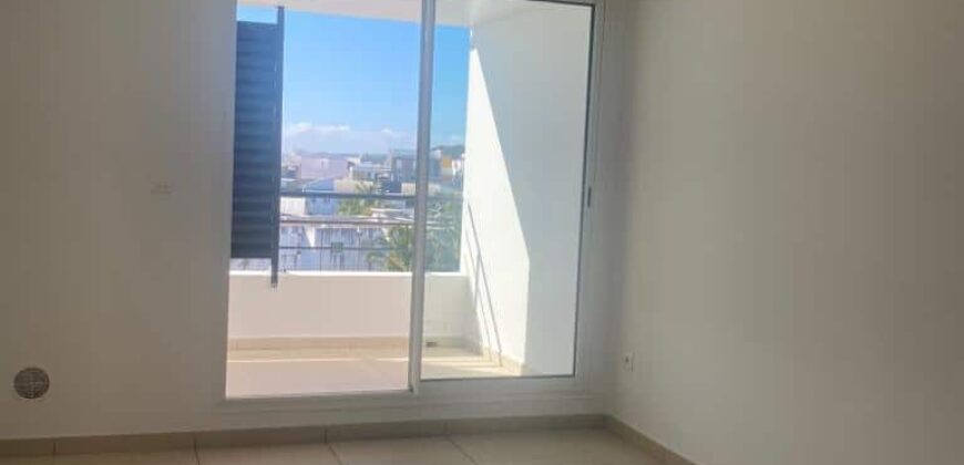 À vendre un appartement avec terrasse dans une résidence à Sainte Clotilde