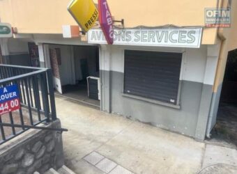 À louer un local commercial de 79 m2 situé en plein centre-ville des Avirons