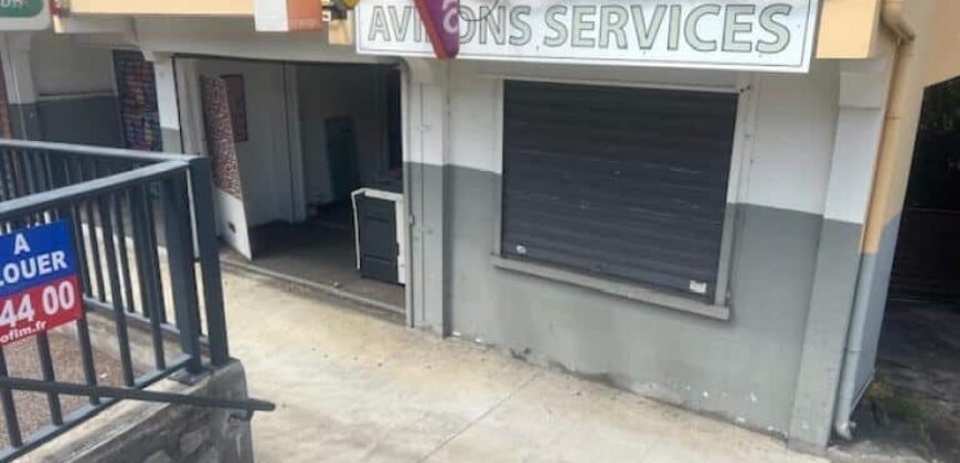 À louer un local commercial de 79 m2 situé en plein centre-ville des Avirons