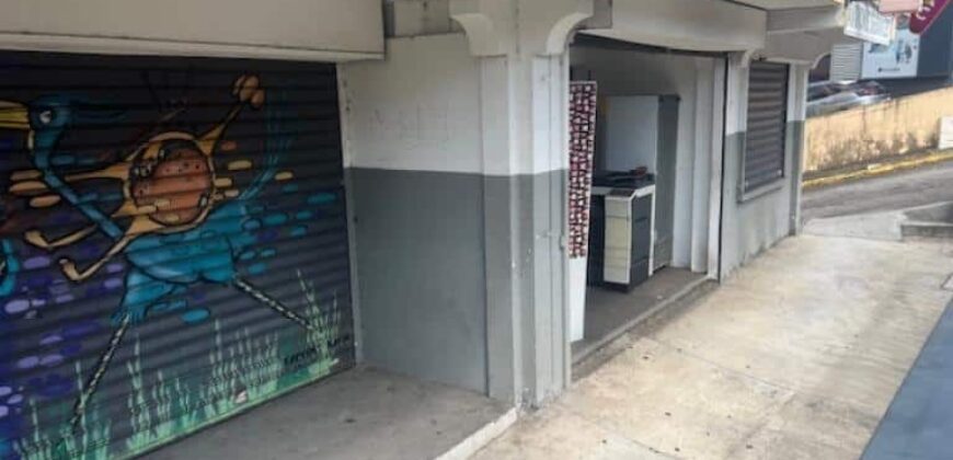 À louer un local commercial de 79 m2 situé en plein centre-ville des Avirons