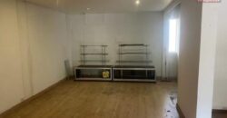 À louer un local commercial de 79 m2 situé en plein centre-ville des Avirons