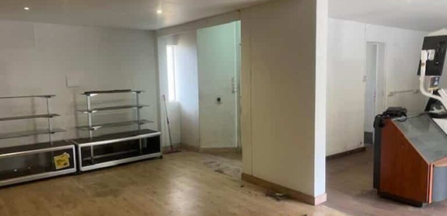 À louer un local commercial de 79 m2 situé en plein centre-ville des Avirons