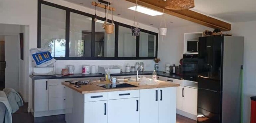 En vente une villa T5 de 150 m2 avec piscine et vue imprenable sur la mer à Saint Pierre