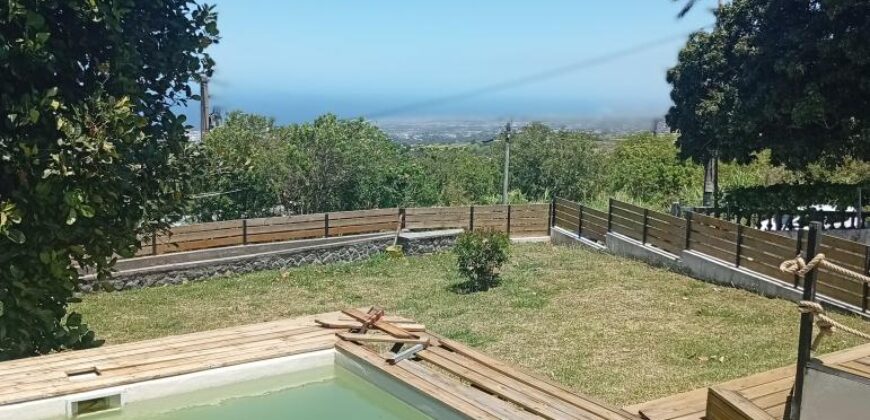 En vente une villa T5 de 150 m2 avec piscine et vue imprenable sur la mer à Saint Pierre