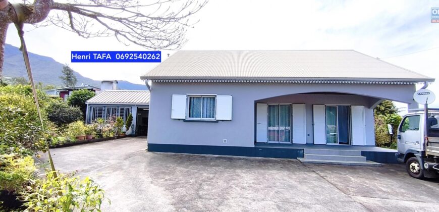 En vente une spacieuse villa T5 de 160 m2 située dans le charmant village de Grand-Coude