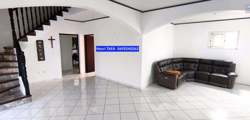 En vente une spacieuse villa T5 de 160 m2 située dans le charmant village de Grand-Coude