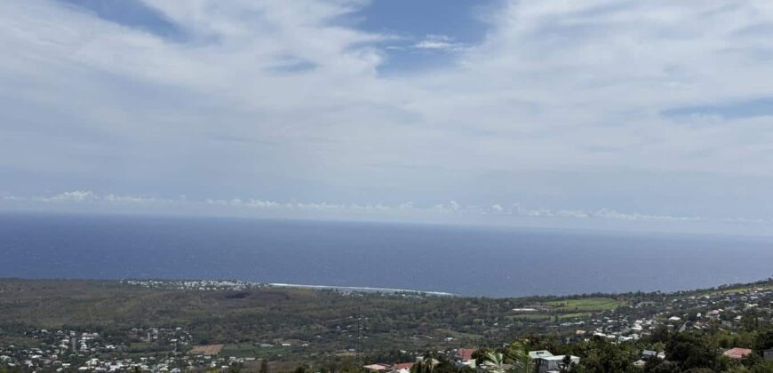 À vendre une belle parcelle de terrain plat de 1200 m2 avec pleine vue mer et montagne à Étang Salé