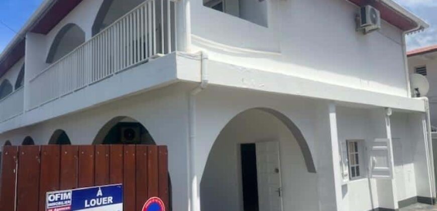 À louer une villa F4 mitoyenne de 94.63m2 située sur Étang Salé Les Bains