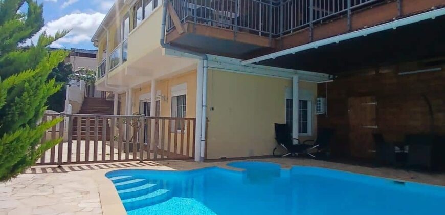 À vendre un ensemble de 2 appartements F3 avec vue mer et piscine à Saint-Paul