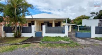 À vendre une lumineuse maison entretenue de 100 m² avec grand terrain piscinable à Sainte-Clotilde